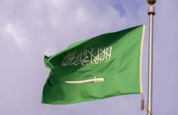 صورة لدفاعات جوية سعودية تعترض صاروخاً في سماء المملكة