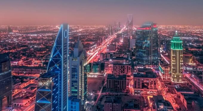 منظومة دفاع جوي سعودية تتصدى لصاروخ باليستي فوق سماء الرياض