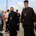 كهنة من الكنيسة الأرثوذكسية وقوات الأمن الأردنية في موقع إطلاق النار بقرية حمود في الكرك.