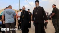 كهنة من الكنيسة الأرثوذكسية وقوات الأمن الأردنية في موقع إطلاق النار بقرية حمود في الكرك.