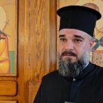 الأردن: صدى الألم ورسالة الوحدة بعد هجوم كنيسة الكرك 6 الأب ماركوس مرجي يلقي كلمة خلال جنازة ضحايا هجوم كنيسة الكرك، محاطًا بحضور شعبي ورسمي يعكس التضامن الأردني.