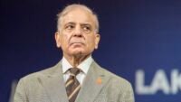 صورة لمطار الملك خالد الدولي بالرياض أو لرئيس وزراء باكستان شهباز شريف.