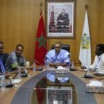 Une délégation somalienne de haut niveau en visite à Dakhla, s'informant sur les projets de développement économique de la région de Dakhla-Oued Eddahab, avec des officiels marocains.