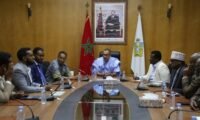 Une délégation somalienne de haut niveau en visite à Dakhla, s'informant sur les projets de développement économique de la région de Dakhla-Oued Eddahab, avec des officiels marocains.
