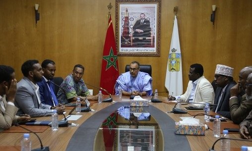 Une délégation somalienne de haut niveau en visite à Dakhla, s'informant sur les projets de développement économique de la région de Dakhla-Oued Eddahab, avec des officiels marocains.