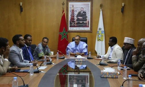 Dakhla, Pont vers l'Avenir : La Somalie Explore les Dynamiques de Développement du Sahara Marocain 6 Une délégation somalienne de haut niveau en visite à Dakhla, s'informant sur les projets de développement économique de la région de Dakhla-Oued Eddahab, avec des officiels marocains.