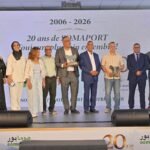 Vue aérienne du port de Casablanca avec des portiques de quai modernes et des conteneurs, symbolisant les 20 ans d'innovation de SOMAPORT.