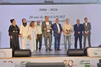 Vue aérienne du port de Casablanca avec des portiques de quai modernes et des conteneurs, symbolisant les 20 ans d'innovation de SOMAPORT.