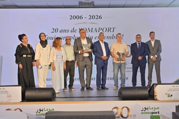 Vue aérienne du port de Casablanca avec des portiques de quai modernes et des conteneurs, symbolisant les 20 ans d'innovation de SOMAPORT.