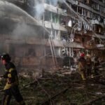 Vue aérienne de Kiev après une frappe de missile, montrant des dégâts sur une infrastructure énergétique et de la fumée s'élevant.