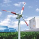 Panneaux solaires et éoliennes symbolisant l'énergie renouvelable au Maroc, avec un paysage marocain en arrière-plan.