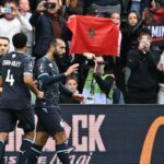 Amine Harit, joueur de l'OM, et Amine El Ouazzani, joueur d'Angers, célébrant leurs buts respectifs lors du match de Ligue 1.