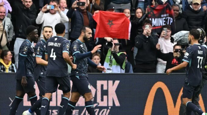 Amine Harit, joueur de l'OM, et Amine El Ouazzani, joueur d'Angers, célébrant leurs buts respectifs lors du match de Ligue 1.