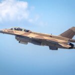 Un avion de chasse F-16 Block 72 en vol, illustrant la modernisation des Forces Royales Air du Maroc.