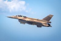 Un avion de chasse F-16 Block 72 en vol, illustrant la modernisation des Forces Royales Air du Maroc.