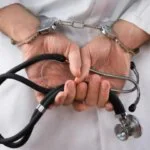 Image d'un tribunal ou d'une balance de justice, symbolisant le procès en appel du psychiatre à Fès.