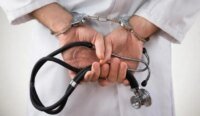 Image d'un tribunal ou d'une balance de justice, symbolisant le procès en appel du psychiatre à Fès.