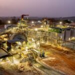 Fortuna Mining : L'or africain, un pari audacieux entre Côte d'Ivoire et Sénégal 3 Vue aérienne d'une mine d'or en activité en Afrique de l'Ouest, avec des équipements lourds et des bassins de traitement, symbolisant l'expansion de Fortuna Mining.