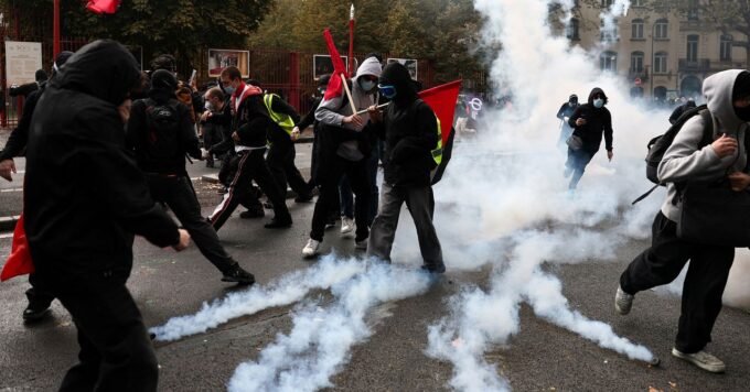 French government officials meeting with representatives from major online platforms like TikTok and eBay, with protest imagery in the background.