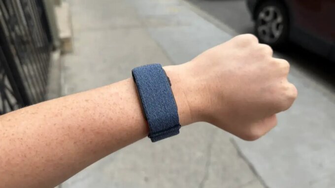 A close-up of the Garmin Cirqa smart band on a wrist, displaying a notification.