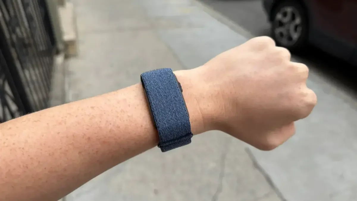A close-up of the Garmin Cirqa smart band on a wrist, displaying a notification.