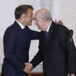 Gaz et pétrole : La France a-t-elle vraiment « imploré » Alger, ou simple rumeur ? 8 Le président français Emmanuel Macron et son homologue algérien Abdelmadjid Tebboune se serrant la main à Alger, le 27 août 2022.