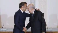 Le président français Emmanuel Macron et son homologue algérien Abdelmadjid Tebboune se serrant la main à Alger, le 27 août 2022.