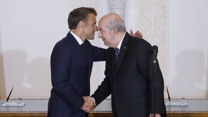 Gaz et pétrole : La France a-t-elle vraiment « imploré » Alger, ou simple rumeur ? 9 Le président français Emmanuel Macron et son homologue algérien Abdelmadjid Tebboune se serrant la main à Alger, le 27 août 2022.