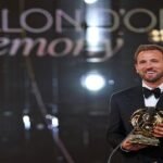 Harry Kane soulevant le Ballon d'Or 2026 lors de la cérémonie à Londres, avec des confettis dorés.
