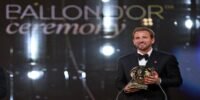 Harry Kane soulevant le Ballon d'Or 2026 lors de la cérémonie à Londres, avec des confettis dorés.