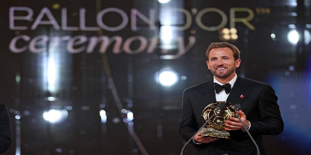 Harry Kane soulevant le Ballon d'Or 2026 lors de la cérémonie à Londres, avec des confettis dorés.