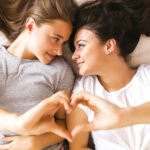 Une mère réfléchit, le visage empreint d'émotion, symbolisant la découverte de l'homosexualité de sa fille et les défis sociétaux au Maroc.