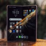 Le Honor Magic V6, un smartphone pliant, illustrant l'arrivée imminente de MagicOS 11 basé sur Android 17.