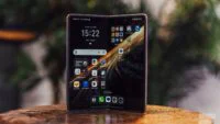 Le Honor Magic V6, un smartphone pliant, illustrant l'arrivée imminente de MagicOS 11 basé sur Android 17.
