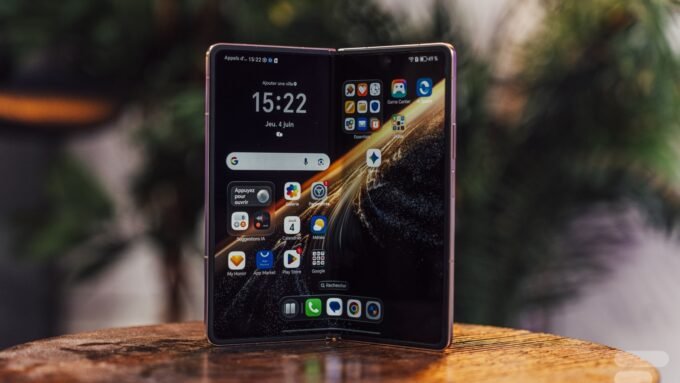 Le Honor Magic V6, un smartphone pliant, illustrant l'arrivée imminente de MagicOS 11 basé sur Android 17.