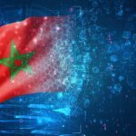Vue aérienne d'une ville marocaine moderne avec des gratte-ciel et des infrastructures technologiques, symbolisant l'innovation et le progrès.