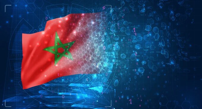 Vue aérienne d'une ville marocaine moderne avec des gratte-ciel et des infrastructures technologiques, symbolisant l'innovation et le progrès.