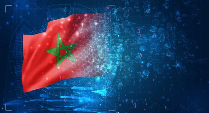 Vue aérienne d'une ville marocaine moderne avec des gratte-ciel et des infrastructures technologiques, symbolisant l'innovation et le progrès.