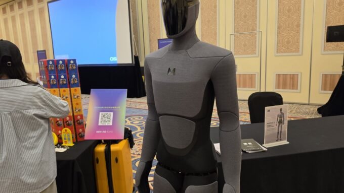 Un robot humanoïde futuriste, potentiellement le MATRIX-3, symbolisant la prochaine génération de robots alimentée par les puces Intel Razer Lake-AX.