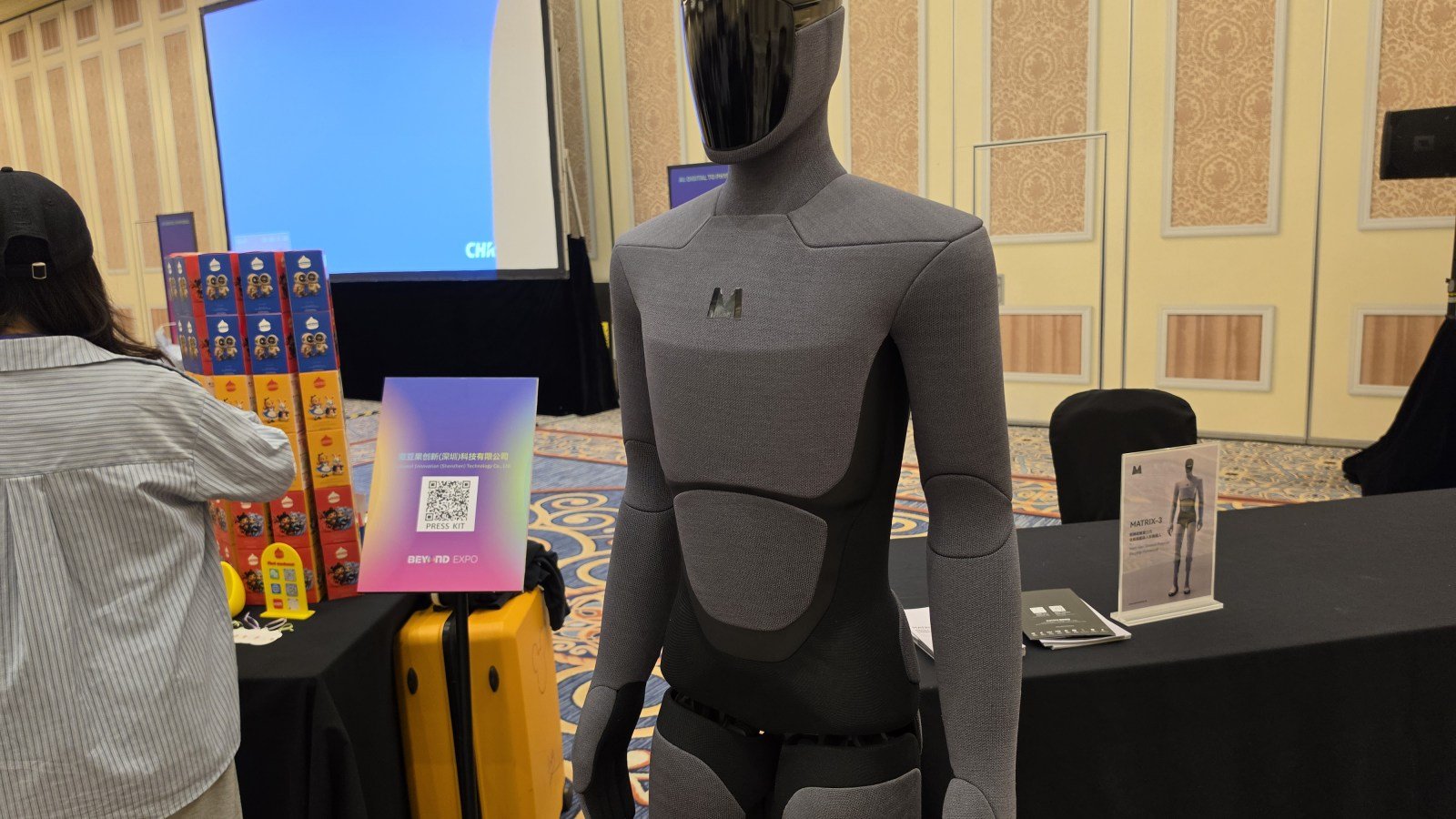 Un robot humanoïde futuriste, potentiellement le MATRIX-3, symbolisant la prochaine génération de robots alimentée par les puces Intel Razer Lake-AX.