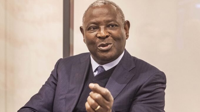 James Mwangi, directeur général d'Equity Group, posant à Paris, le 3 octobre 2025, pour Jeune Afrique.