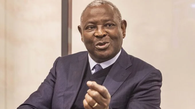 James Mwangi, directeur général d'Equity Group, posant à Paris, le 3 octobre 2025, pour Jeune Afrique.