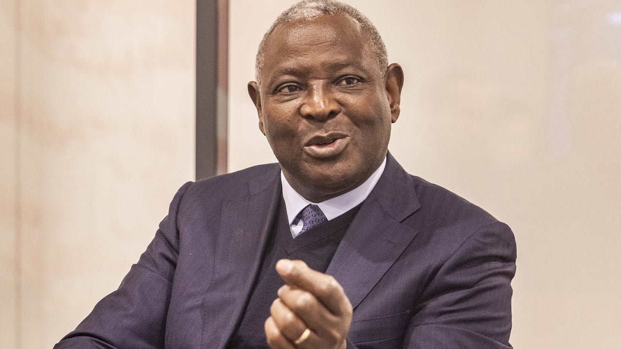 James Mwangi, directeur général d'Equity Group, posant à Paris, le 3 octobre 2025, pour Jeune Afrique.