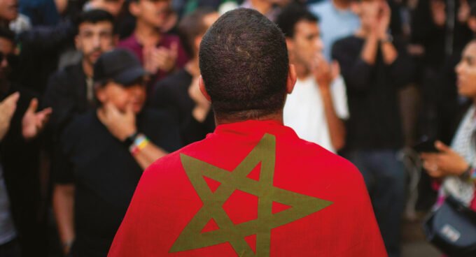 Un groupe de jeunes marocains engagés, discutant et souriant, symbolisant la participation active à la vie publique.