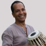 Khalid Kouhen, percussionniste, jouant du tabla avec passion, en concert.