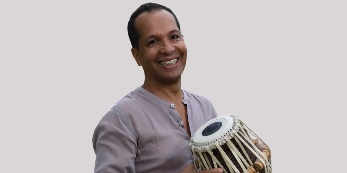 Khalid Kouhen, percussionniste, jouant du tabla avec passion, en concert.