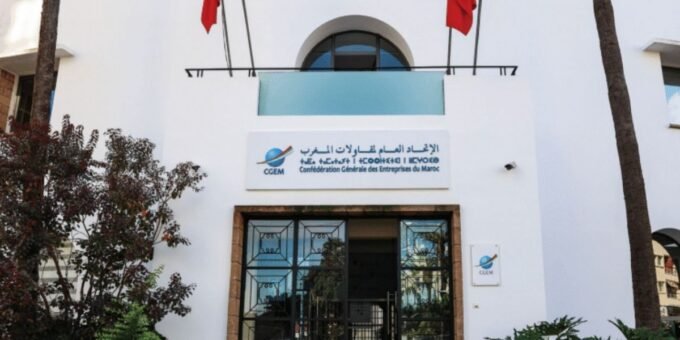 Participants et dirigeants lors du forum «Entrepreneurs en mouvement» de la CGEM à Casablanca, discutant des défis et opportunités du secteur privé marocain.