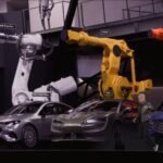 Une voiture autonome sur une route, avec des capteurs visibles et une interface numérique affichant des données de conduite, symbolisant la technologie Nvidia Hyperion.