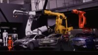 Une voiture autonome sur une route, avec des capteurs visibles et une interface numérique affichant des données de conduite, symbolisant la technologie Nvidia Hyperion.