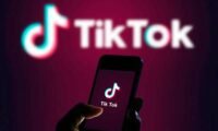 Un jeune adolescent tenant un smartphone, avec un filtre flou ou une barrière symbolique devant l'écran, représentant l'interdiction d'accès aux réseaux sociaux.